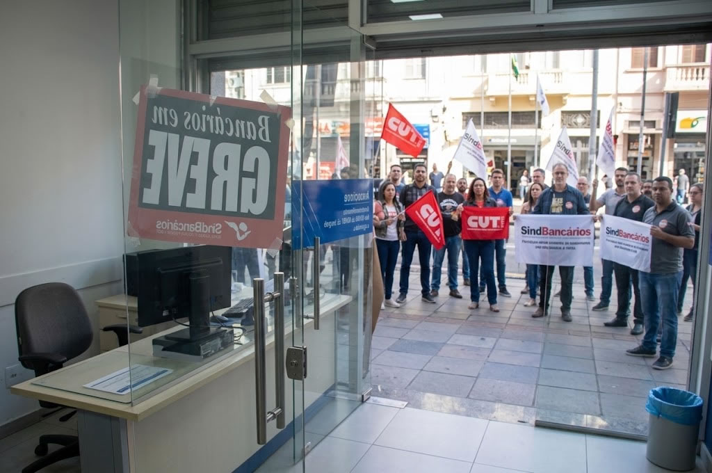 Bancários rejeitam proposta da Caixa e mantêm greve nacional