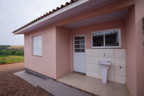 fachada casa Estado entrega nove moradias do Programa A Casa É Sua Município em Chapada