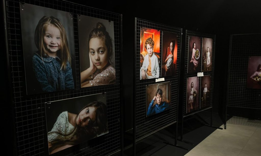 Exposição fotográfica com retratos infantis chega a shopping de Caxias do Sul