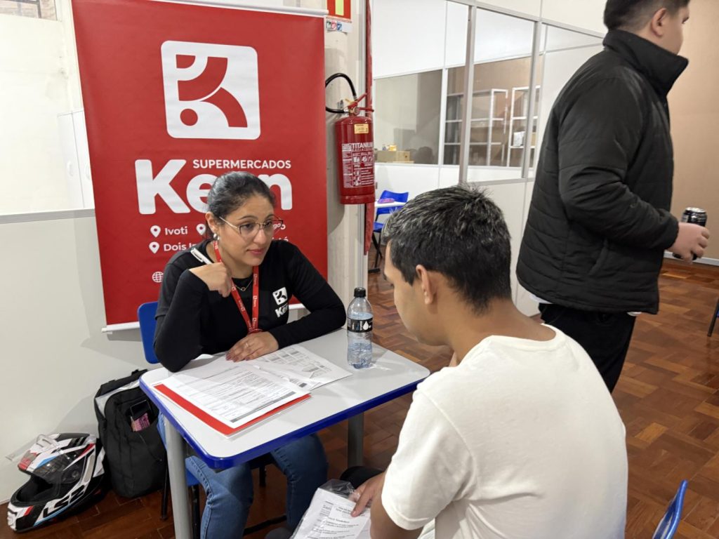 Feirão de Empregos do SINE encaminha mais de 100 candidatos a vagas de trabalho