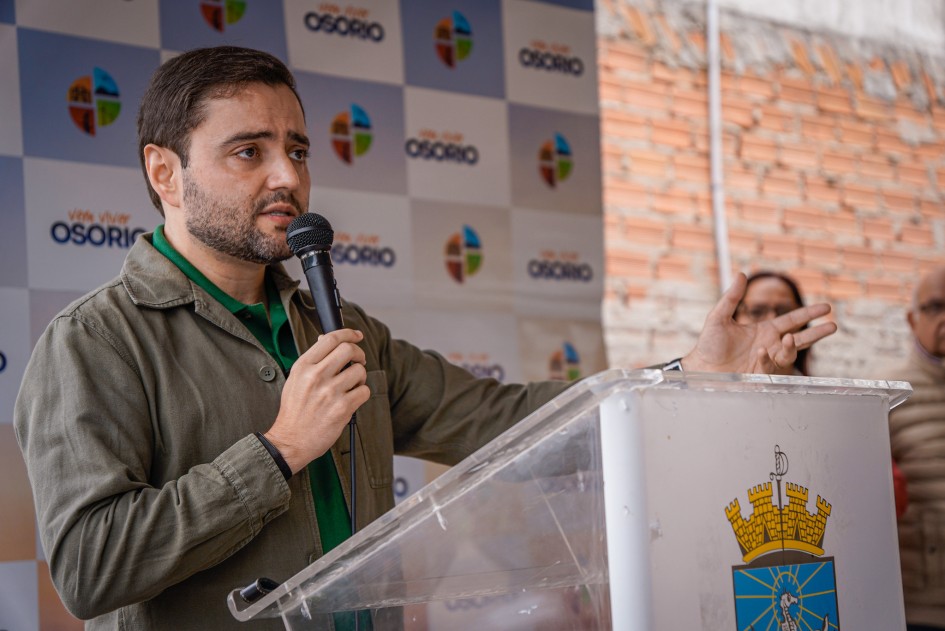 Foto mostra o vice-governador Gabriel Souza discursando no púlpito.
