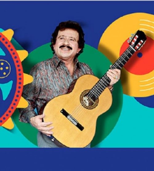 Foto mostra Teixeirinha segurando um violão.