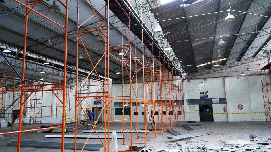 Foto mostra interior do pavilhão em obras.