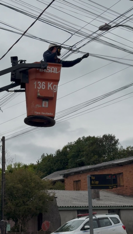 Mais segurança nas vias com a Operação Poste Limpo que segue avançando e eliminando fios em desuso em São Francisco de Paula