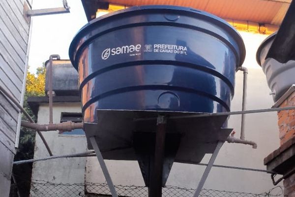 Samae de Caxias do Sul orienta beneficiários do programa Aqui em Casa Tem Água a comprovar instalação das caixas