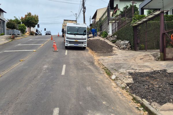 Secretaria de Obras de Caxias do Sul faz manutenção preventiva na drenagem da Rua Quitéria Mano, no Bairro Santa Lúcia