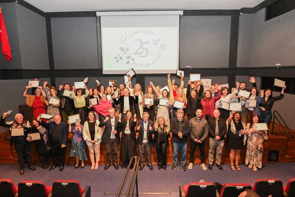 Em Caxias do Sul servidores recebem homenagem pelos 25 anos de atuação no serviço público